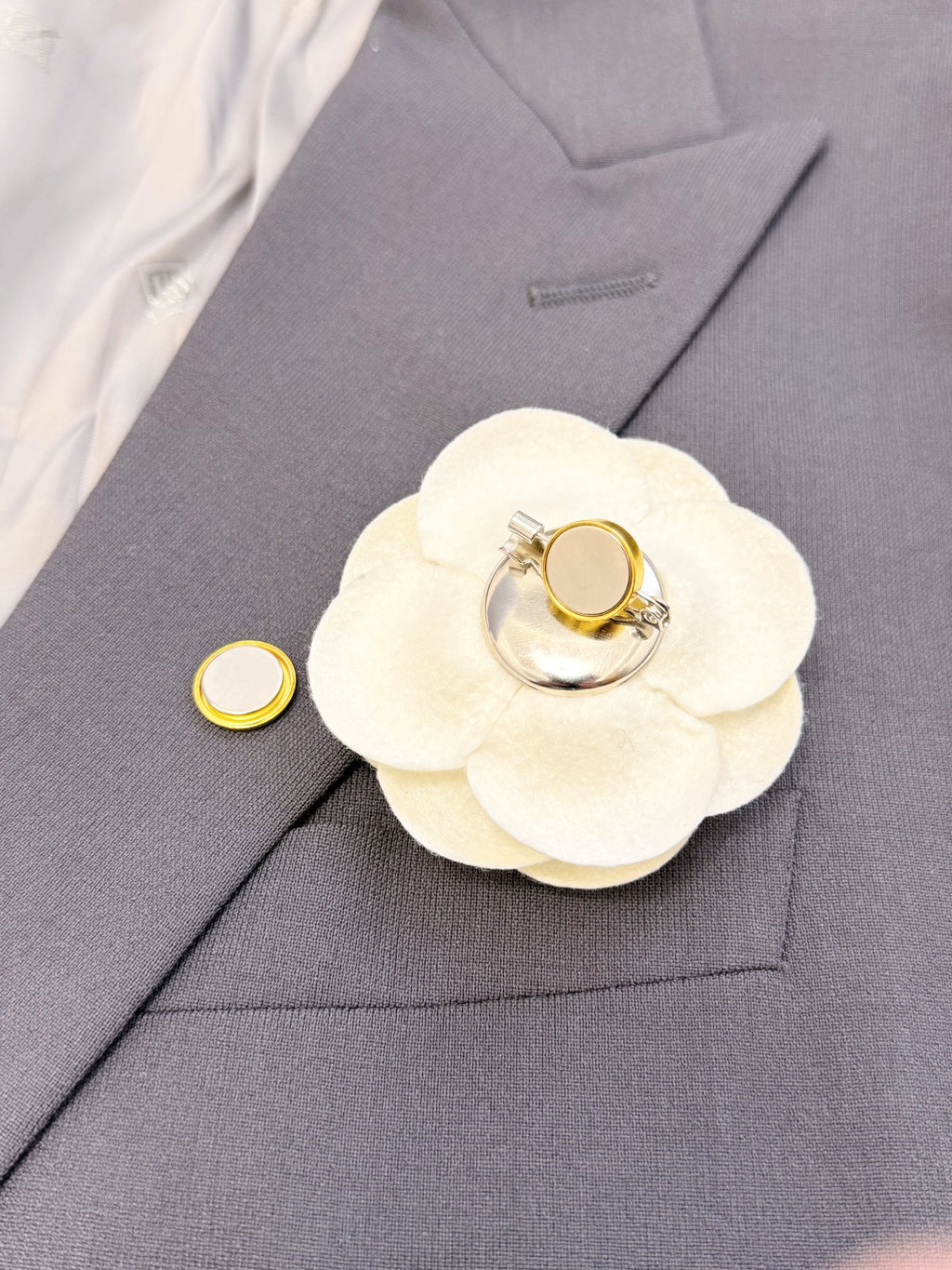 Strong Magnetic Brooch & Badge Clasp - No Pin Holes, No Damage to Clothes, Secure Hold for Thick Coats, Invisible Holder, Gold/Silver