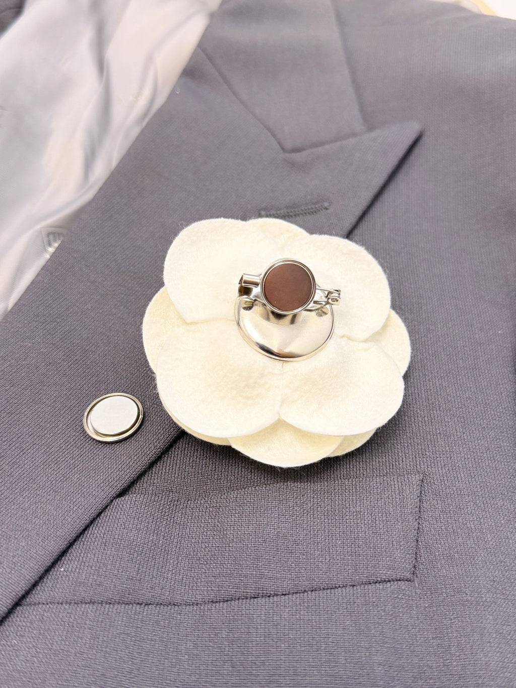 Strong Magnetic Brooch & Badge Clasp - No Pin Holes, No Damage to Clothes, Secure Hold for Thick Coats, Invisible Holder, Gold/Silver