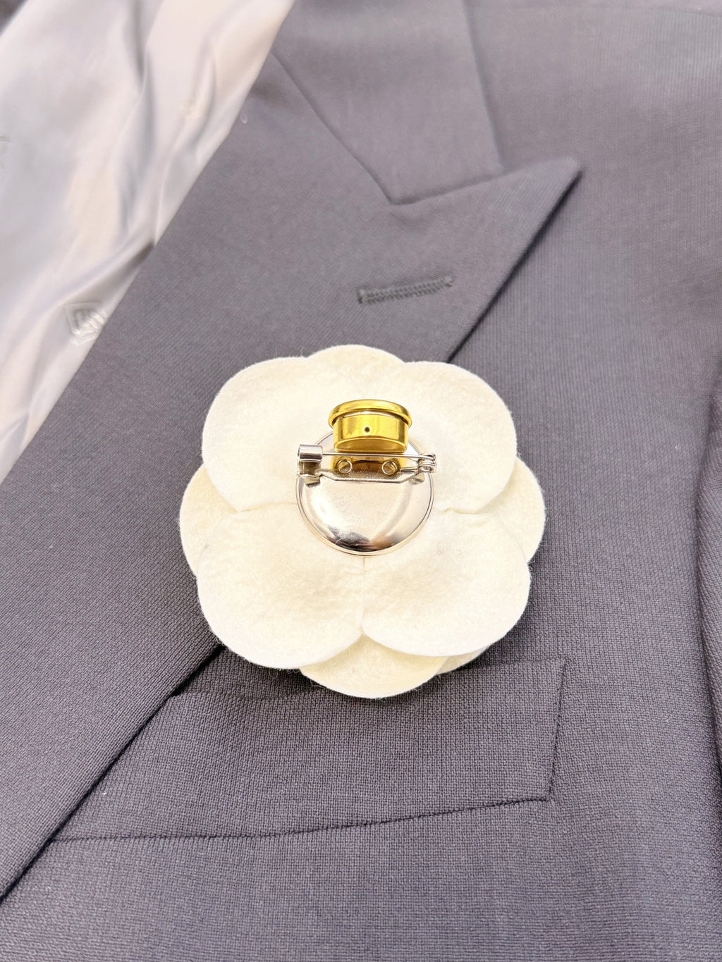 Strong Magnetic Brooch & Badge Clasp - No Pin Holes, No Damage to Clothes, Secure Hold for Thick Coats, Invisible Holder, Gold/Silver