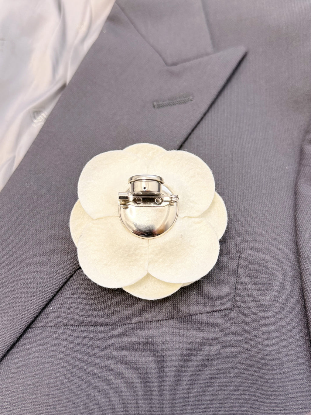 Strong Magnetic Brooch & Badge Clasp - No Pin Holes, No Damage to Clothes, Secure Hold for Thick Coats, Invisible Holder, Gold/Silver